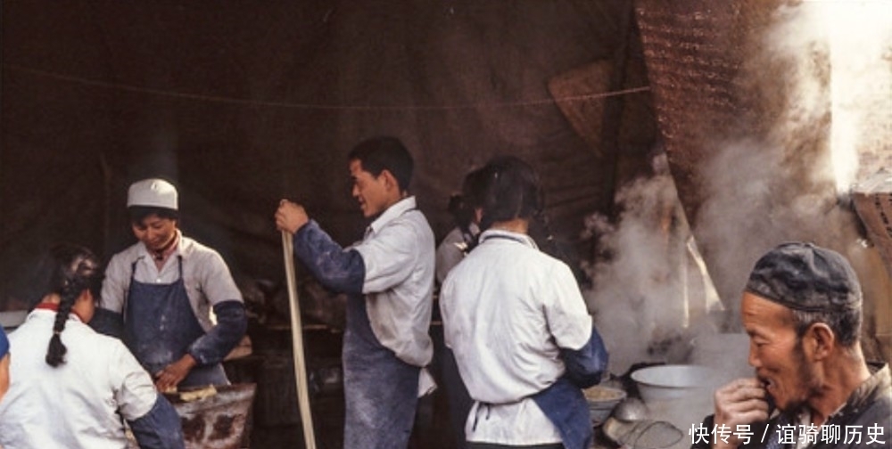 早上没吃饭,现在有点饿?80年代的各色小吃摊了解一下