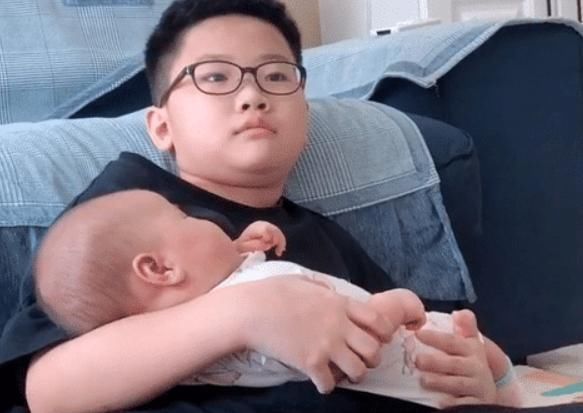 暖哥哥|全网“最暖哥哥”照顾二胎走红，网友：这样的儿子，给我来一打