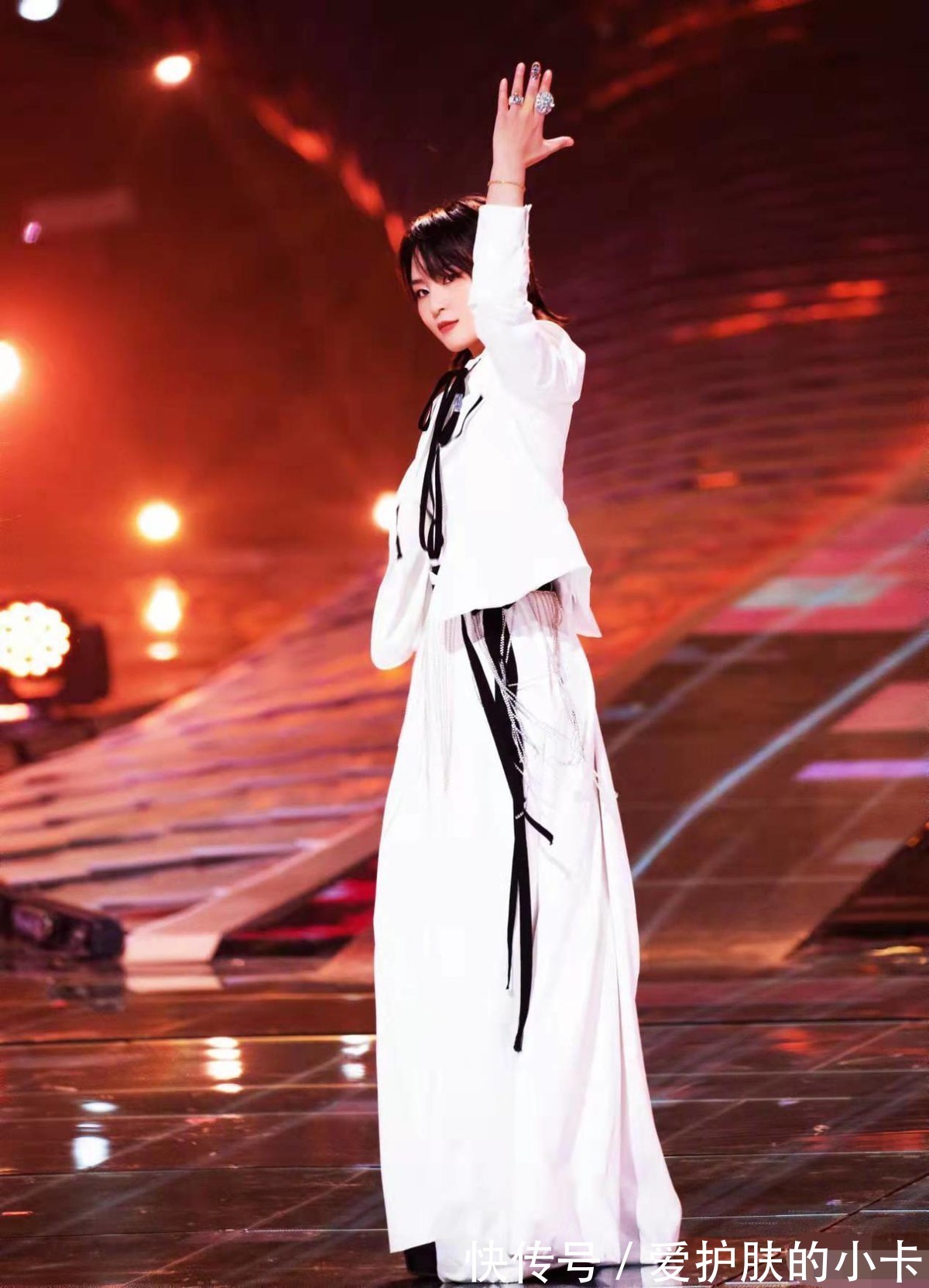 套装 有一种时髦叫周笔畅,条纹套装个性十足,照着穿显腿长还很帅