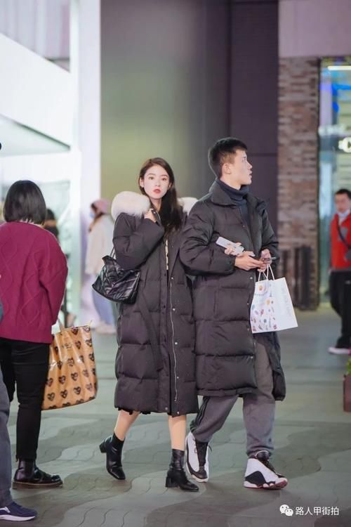  路人甲|【路人甲街拍】12-15/黑色羽绒服才是永不过时的冬季神款