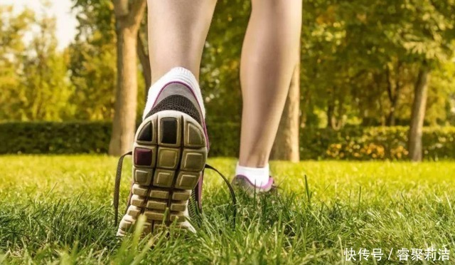 老年人|经常散步对身体有什么好处?建议:50岁以后,散步时牢记这两点