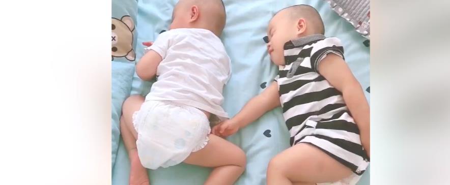 弟弟|双胞胎的日常,弟弟摸完哥哥的头就想走,但哥哥接下来反应太好玩