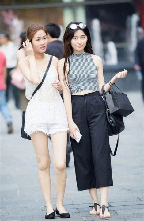 街拍:美女齐肩短发穿衬衫裙,气质温文尔雅,楚楚动人