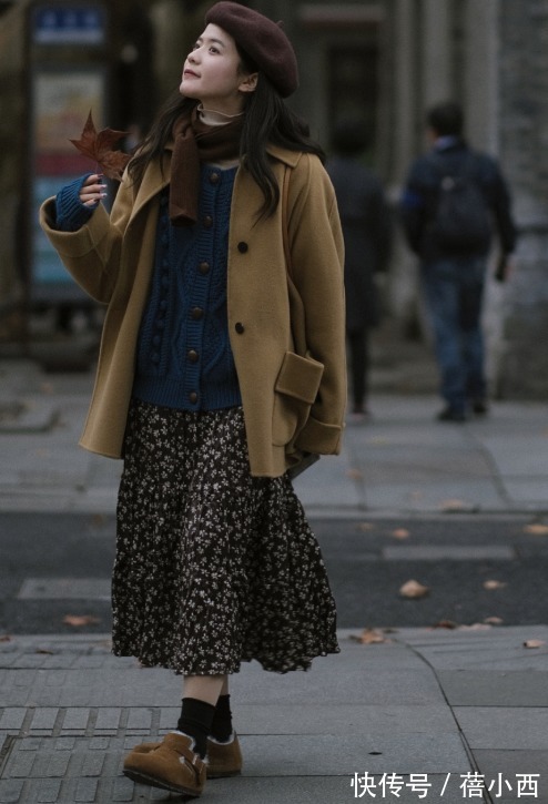 高跟鞋|“大衣+碎花裙”今年最火cp,优雅又温柔,爱美的小姐姐都穿上了