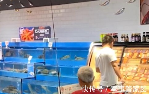 超市|老父亲沉迷钓鱼，女儿在超市为父亲承包鱼缸，网友：果然人性化！