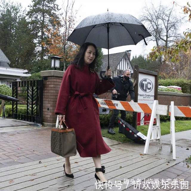 女人过了40岁尽量别穿卫衣配阔腿裤,推荐孟晚舟5套搭配,真优雅