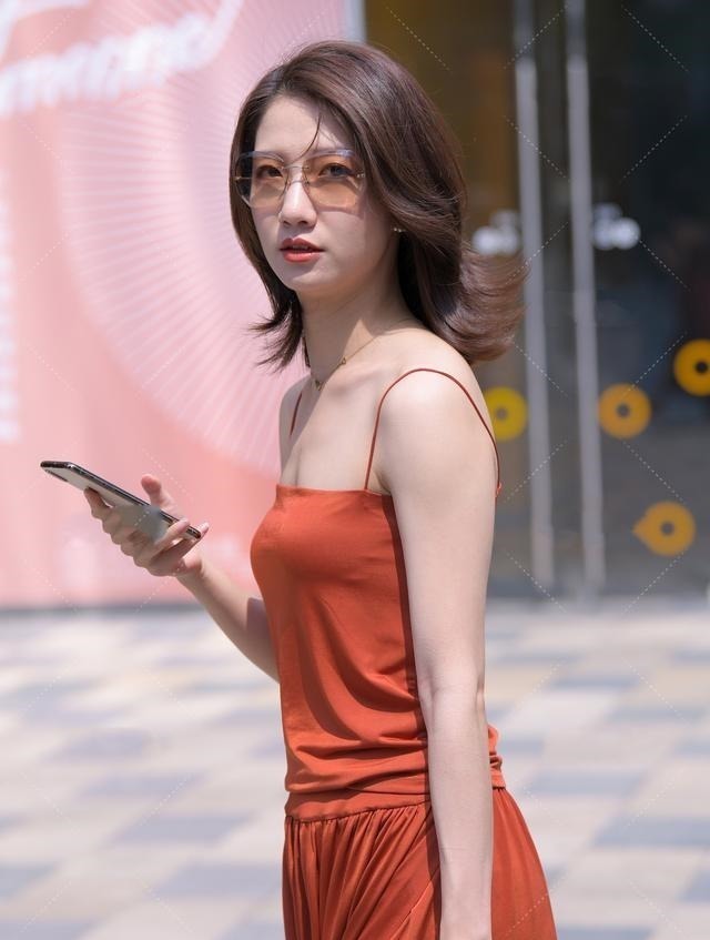 气质 酒红色吊带连衣裙,穿出性感知性美,展现温婉的气质风格!