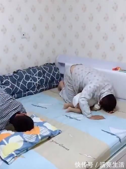 父子|父子犯错集体被罚跪,小宝宝的动作亮了!网友:回头我也这么干
