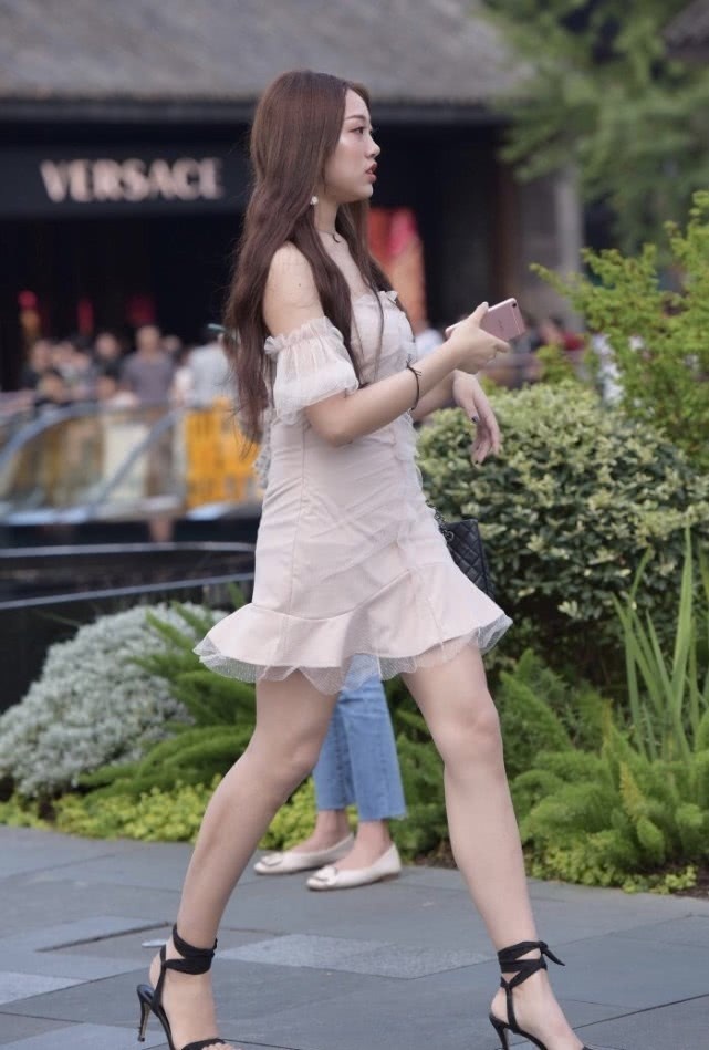 蕾丝 最近很火的黑色束脚高跟,搭配蕾丝卡其裹身裙,时尚气息光芒四射