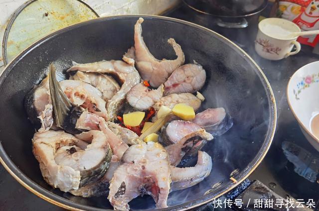  蒜瓣|草鱼红烧前加上“这1步”，鲜香又入味，鱼肉似蒜瓣