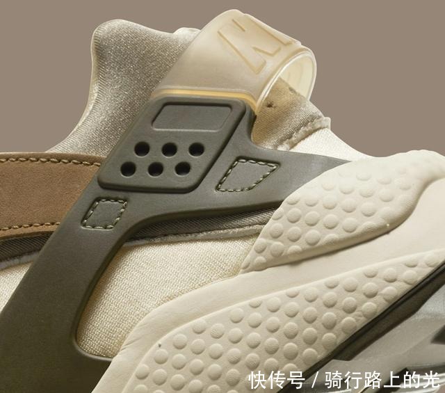 推动力|Stussy x Nike Air Huarache 沙漠橡树，旧旧的沙漠风