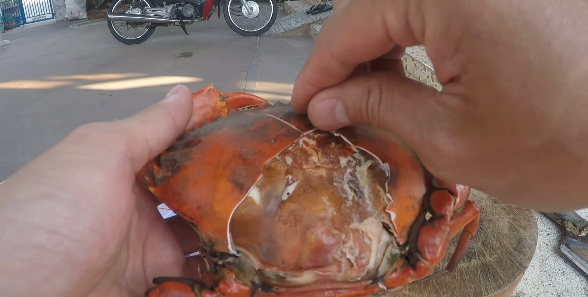 男子买了一个300克的螃蟹蒸来吃，当他用刀撬开壳，值了
