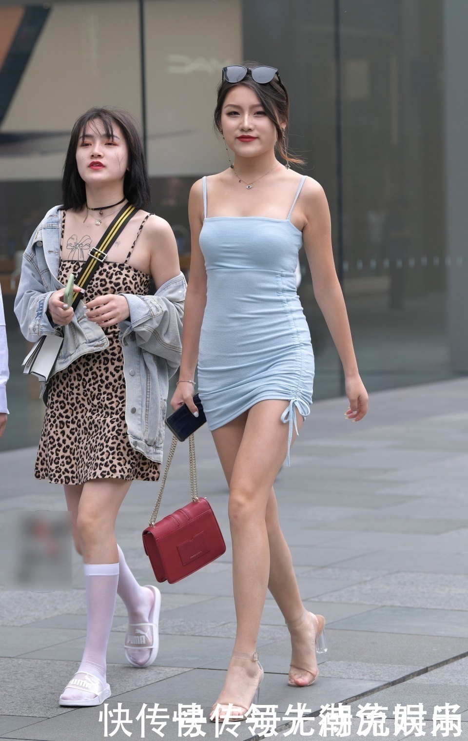 街拍大师小姐姐穿吊带裙逛街,这种身材哪个男人不爱