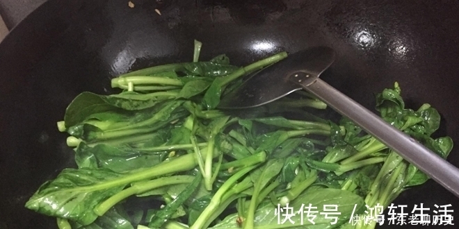 炒青菜时,加冷热水都是错误的,试着加点它翠绿不发黑