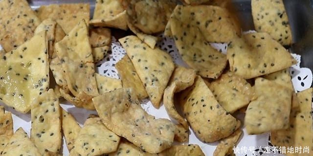 面点师偷偷告诉你,炸麻叶香酥焦脆的秘诀,原来技巧在和面上