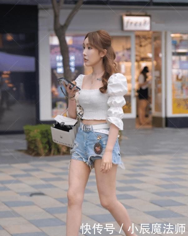 牛仔短裤有青春气息,又添加了个性的破洞元素,彰显强烈的独特感