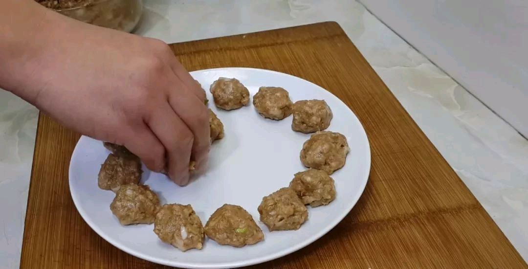  到吃萝卜的时候，我教你怎么做萝卜肉丸它们味道鲜美，但不油炸你吃得越多，它们就越香