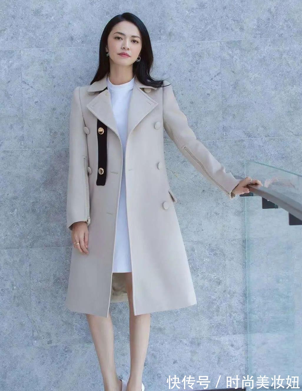 大衣 姚晨真懂“极简穿搭”,一身黑色简约又高级,配黄色帽子好洋气