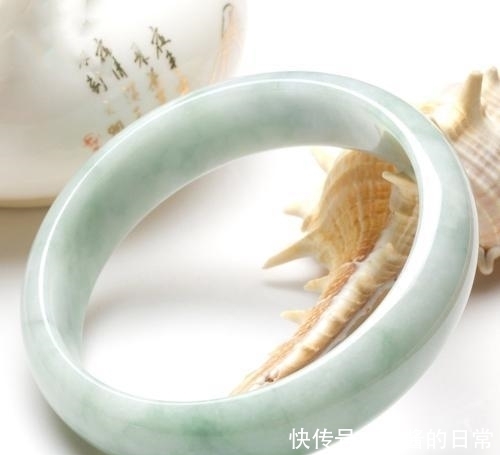 女子戴玉好处多，但是为什么玉镯子不能戴左手呢？