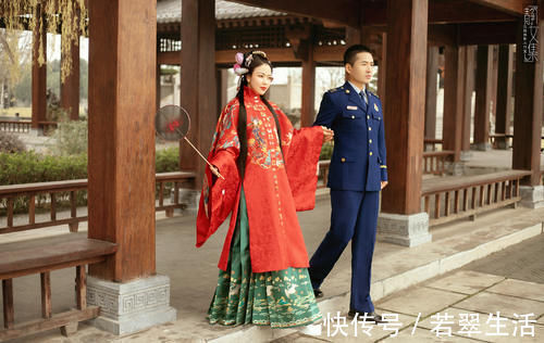 汉服|当“军装蓝”遇上“汉服红”，好一个铁汉柔情，太让人羡慕了