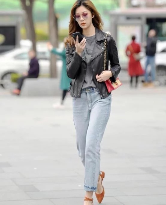 街拍:身材纤细的美女,卫衣配短裙,展现出青春靓丽气息