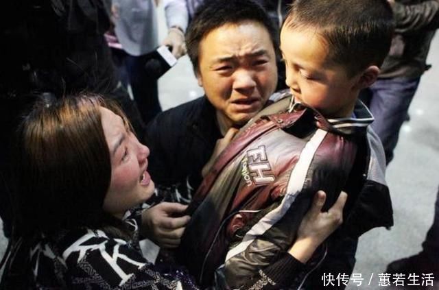 安全意识|父女俩到餐厅吃饭,到餐厅点了两道菜,老板听后偷偷到后厨报警