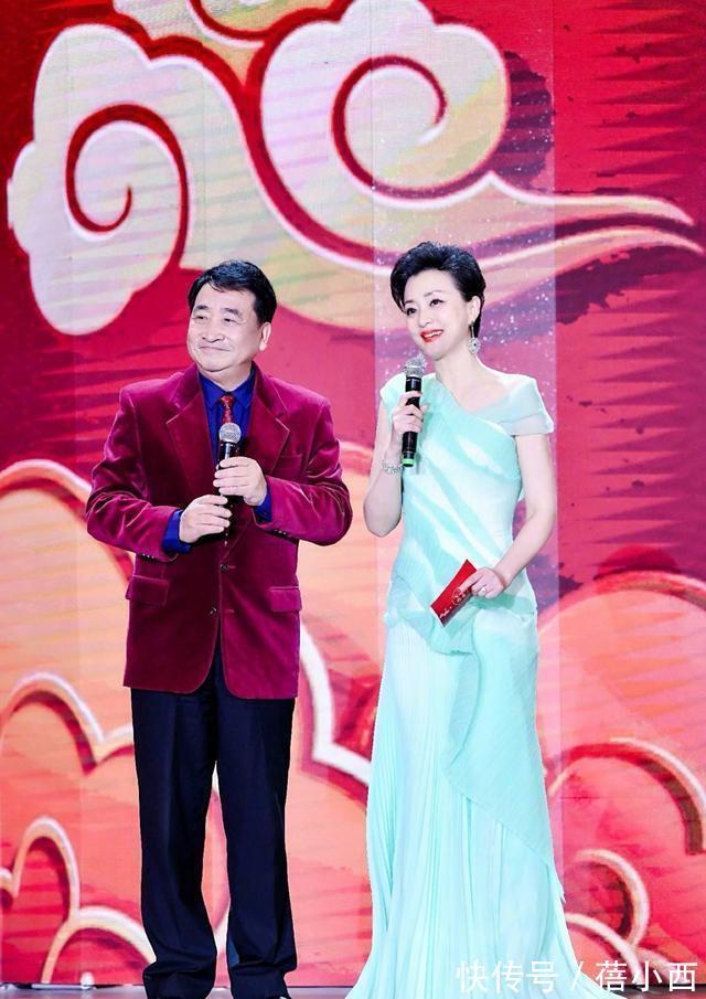 西装|杨澜穿衣从不“装嫩”,穿黑西装内搭白衬衫,骨子里透着高级感