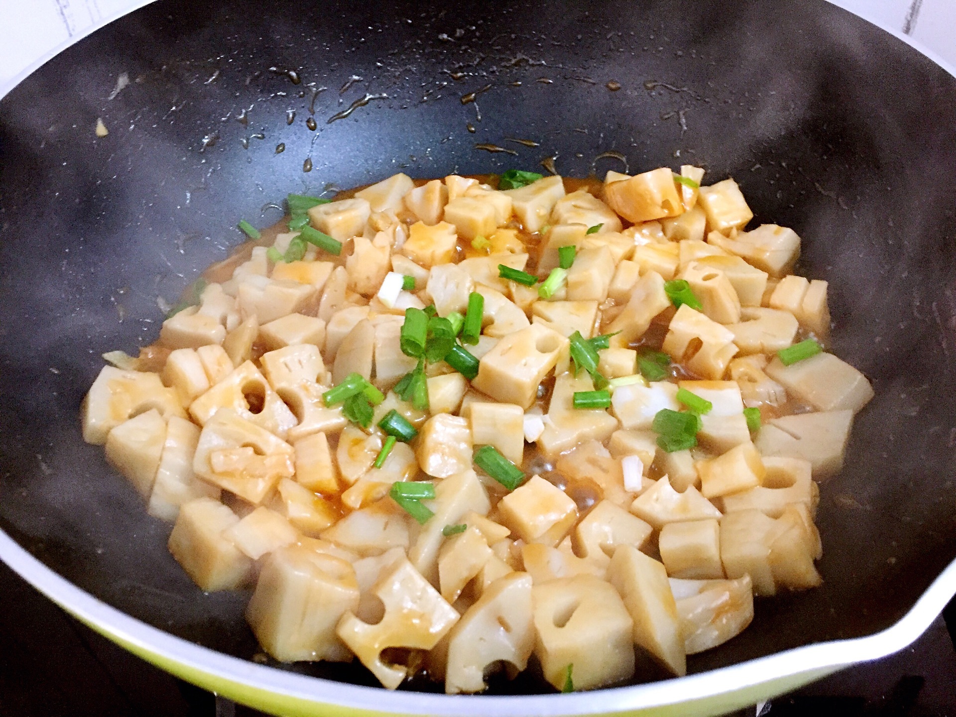 糖醋藕丁开胃爽口，做法简单，轻松完成一道下酒菜！