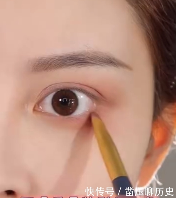 眼镜小姐姐仿妆“赤狐书生”妆容,开始:挺日常,到最后:挺仙女!