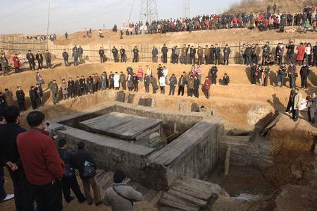 建国后,有考古工作者因墓中的机关而致死致伤的吗?