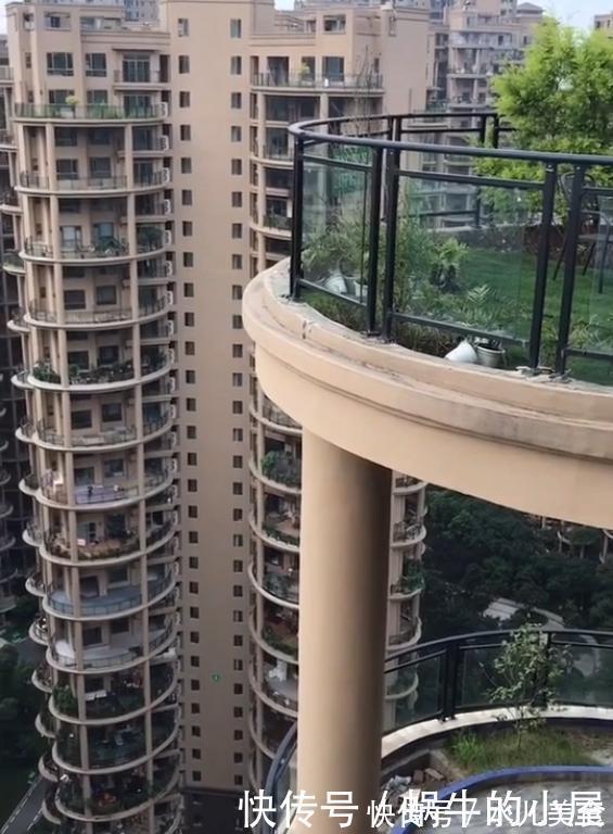 空中庭院|双阳台已经过时,现在流行这种弧形阳台,整栋楼每家都是空中庭院