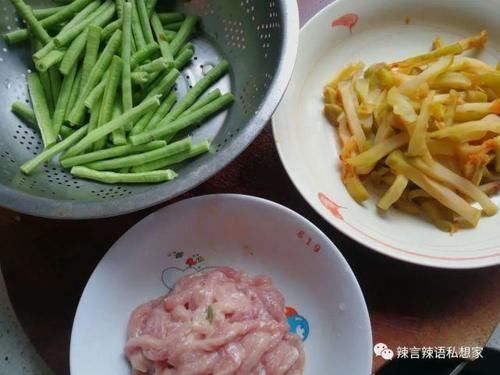  油盐不进的豇豆要怎么炒好吃，配点肉丝、榨菜给它，鲜香又美味