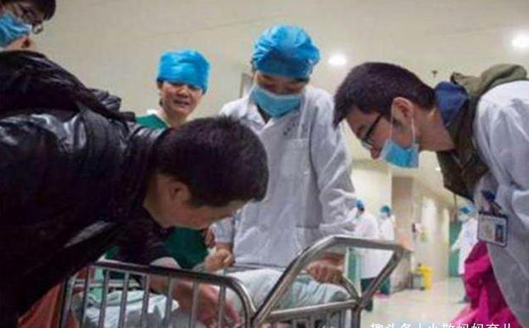 十月怀胎|进入产房前,婆婆偷偷塞给医生一张纸条,得知内容后产妇哭成泪人