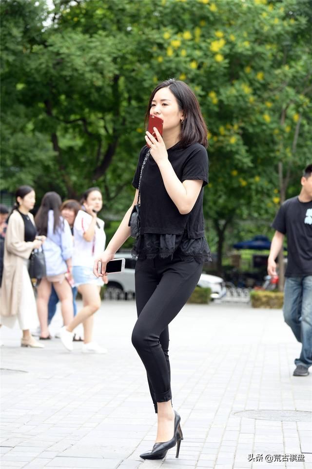 紧身裤|黑色九分紧身裤,搭配黑色尖头细跟鞋,搭配黑色T恤,时尚简约