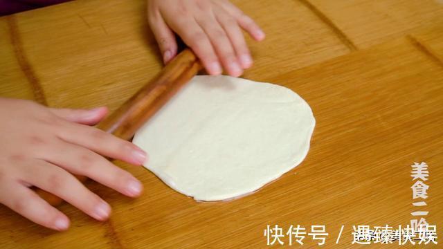 油酥|烙饼想要柔软多层？大多以为要抹很多油，用开水烫面，其实都不对