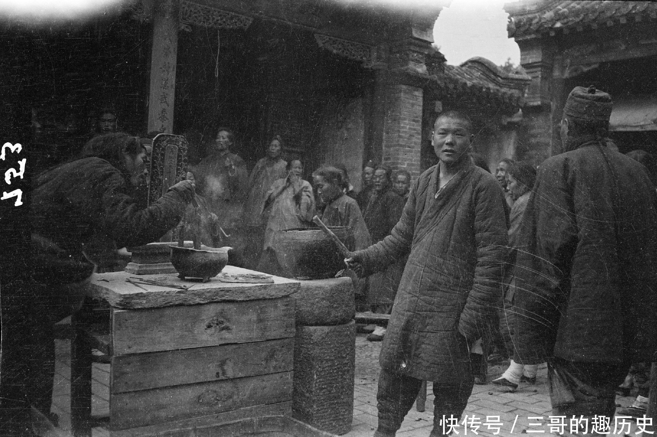 民国老照片：1919年泰山，小脚老妇徒步登山拜泰山娘娘