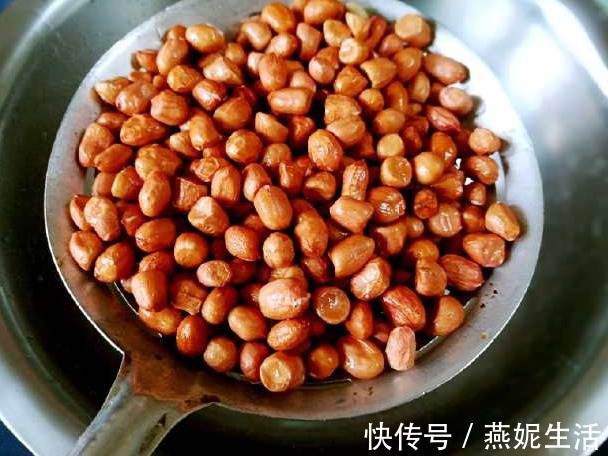 味料|炸花生米容易返潮别急，大厨教你再加这味料，花生酥脆不回软！