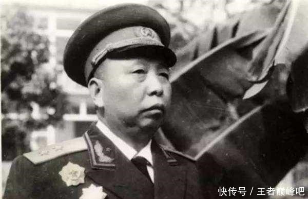 中将|中国首次大授衔，多名开国上将却走到一名中将面前敬礼，这是为何