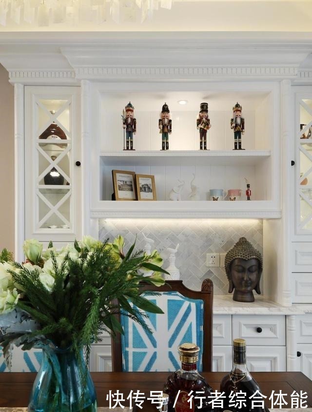 三居室|140㎡美式风格三居室,玄关装了玻璃窗让家既美观又开阔!