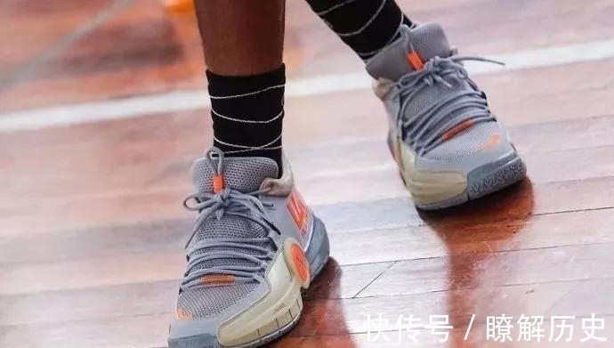 小伙伴们 最新发售的实战球鞋!这新配色也太骚气了吧!