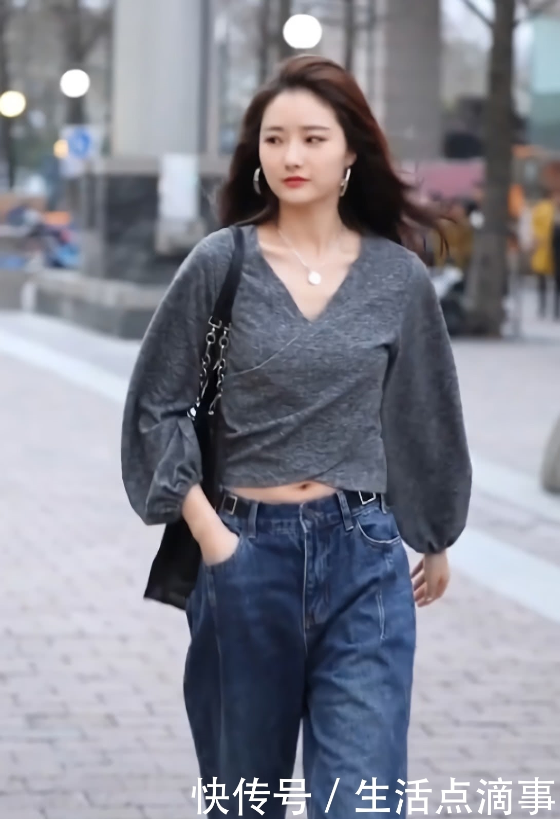 小姐姐的身材真“怪”,穿露脐装秀出小蛮腰,胯部却胖成“球”!