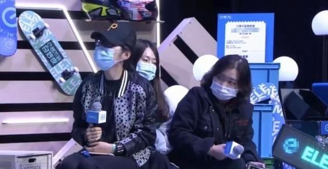 王一博衣服不合身还咳嗽,主持人挖坑被揭穿,谁注意王一博表情