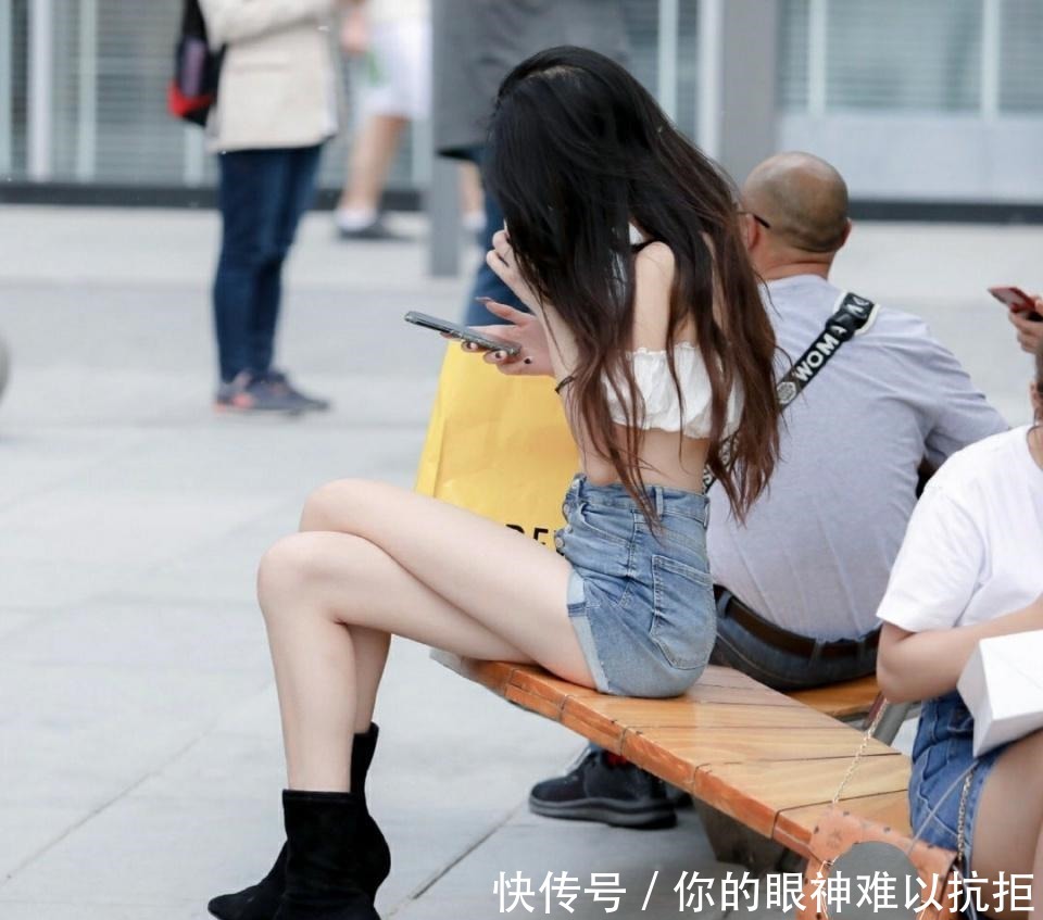 长腿热裤美女，白皙透亮的皮肤绝美!