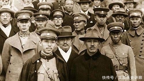 发妻|此女是张学良发妻,苦等张学良50余载,死后墓碑上刻上15字