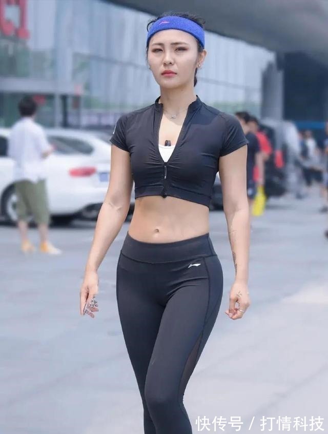 穿搭 打底裤的穿搭彰显个性活力,穿出清新时尚!