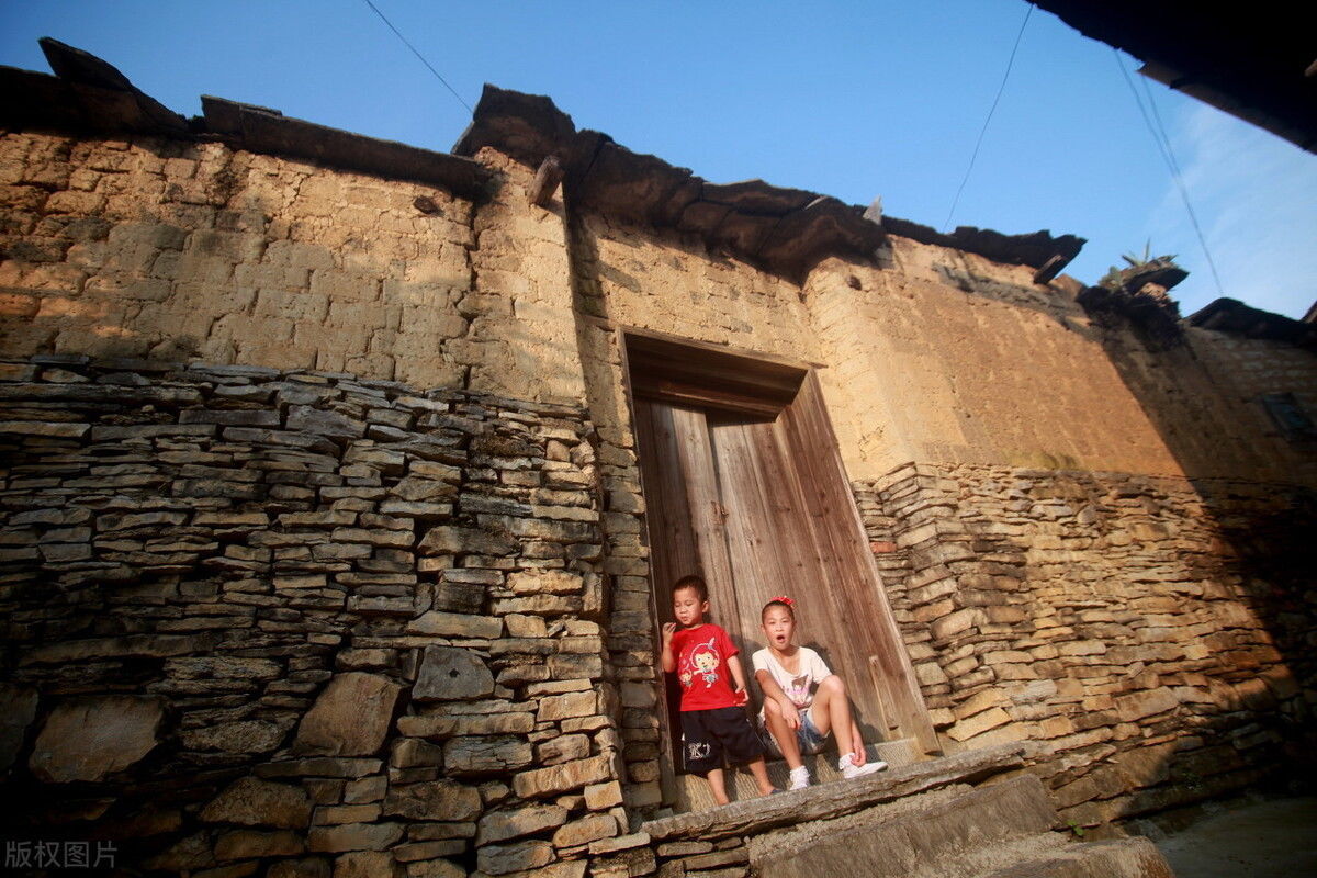 农村俗语“门口有横路,子孙多富贵”,啥是横路看完明白了