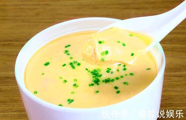蒸鸡蛋羹用冷水还是热水我蒸错了25年，教你1招，鲜爽嫩滑！