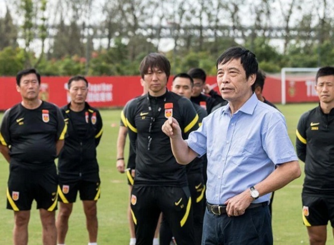 名嘴|玩手机、喝酒被开除,为何还能踢国足首发?名嘴一番言论点醒球迷