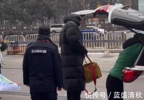 韩德君|背影落寞!韩德君正式离开赛区,女球迷做暖心海报早日康复!