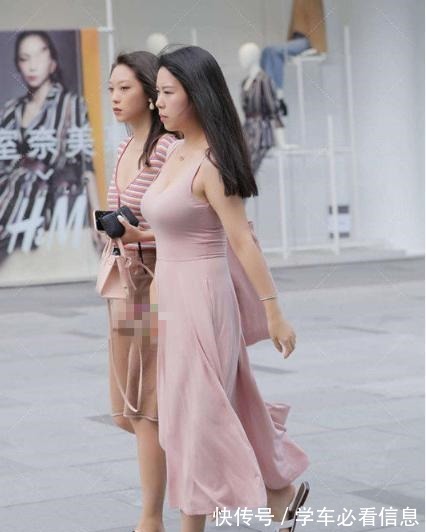 拖鞋 粉色连衣裙搭配白色拖鞋，楚楚动人，优美有气质！